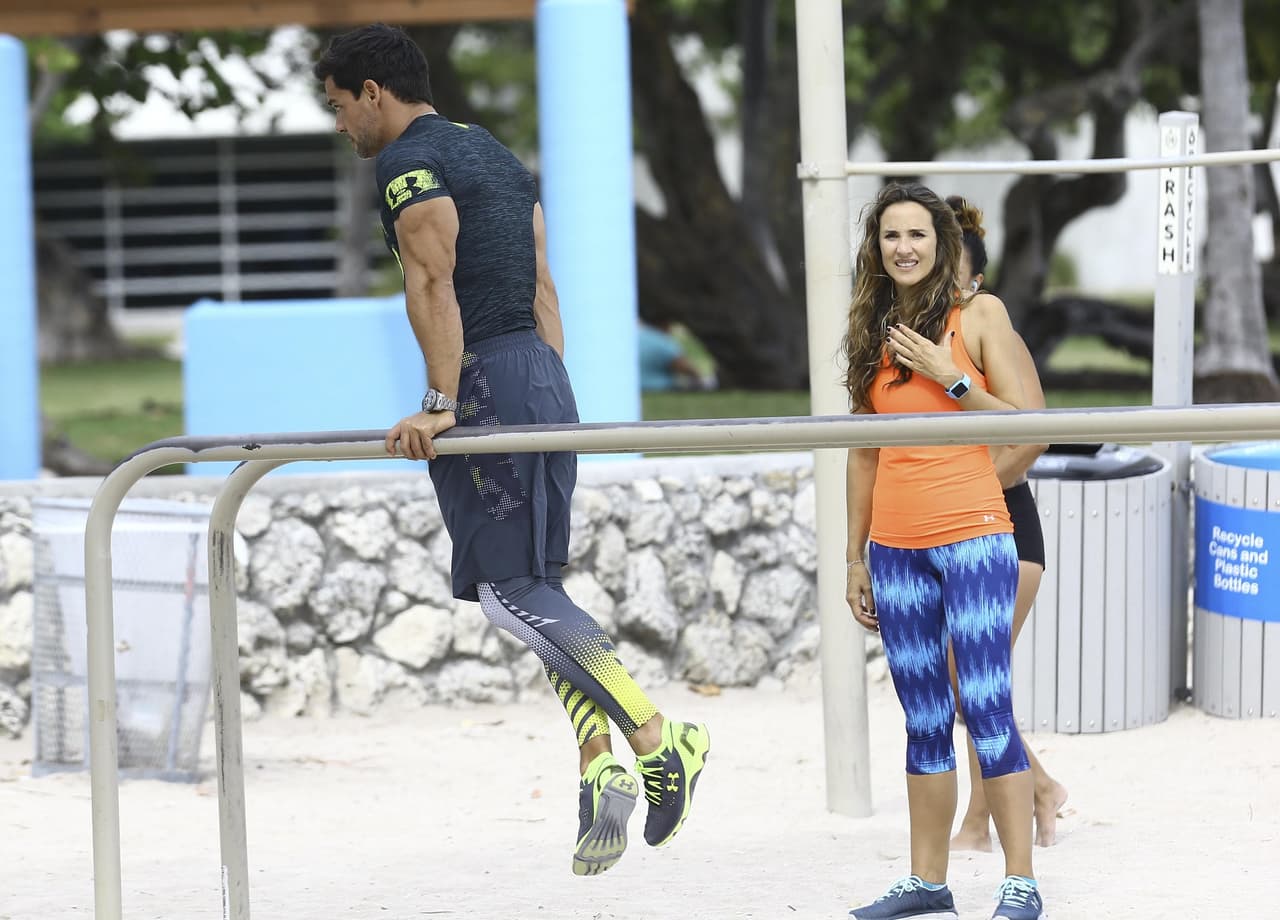 Llegó a provocar salivaciones de las bañistas, pero estaba bien resguardado por su inseparable mujer Angélica Castro.