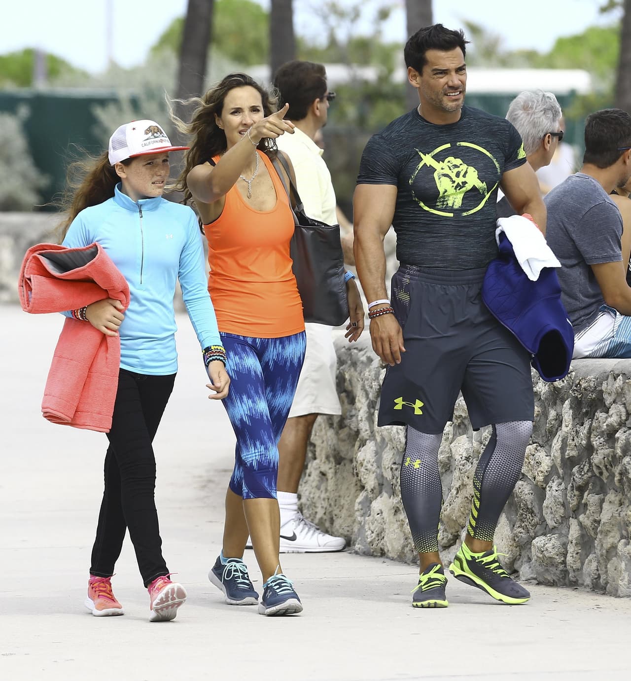 Y la familia completa se dispone a alejarse del "set" de grabación.