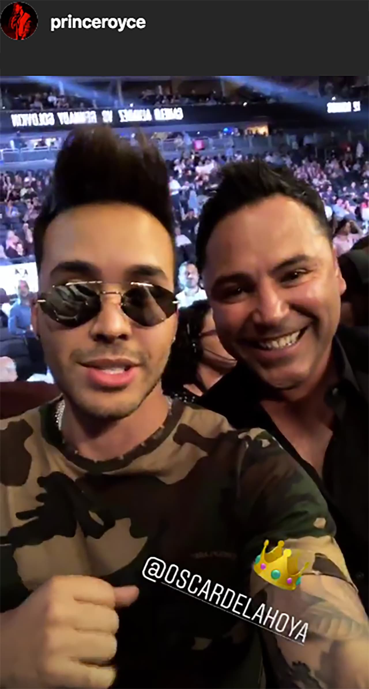 Prince Royce disfrutó de la pelea y se tomó una foto con Óscar de la Hoya.