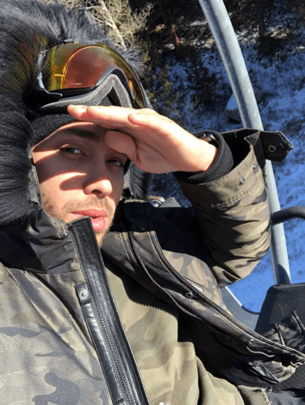 A través de sus redes sociales ha mantenido al tanto a sus seguidores con este tipo de publicaciones hechas el 10 de diciembre de 2017, mismas en las que no aparece junto a su prometida.