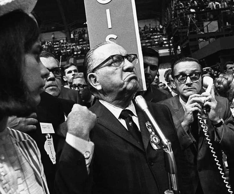 El jefe político de Chicago, el alcalde Richard Daley, en la convención demócrata de 1968. La respuesta de Daley a la violencia en la convención condujo a importantes reformas políticas.