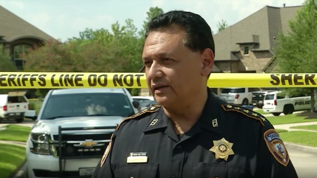 “Salió y después de un par de horas fue cuando pudo darse cuenta de que el niño, de 5 años, estaba dentro del carro; corrió para tratar de rescatarlo pero ya era muy tarde, el niño ya había muerto”, indicó Ed González, sheriff del condad Harris.