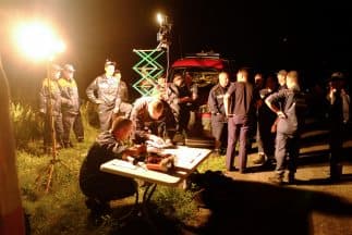 Experos trabajan en el lugar donde cayó la aeronave de Malaysia Airlines con 295 personas abordo.