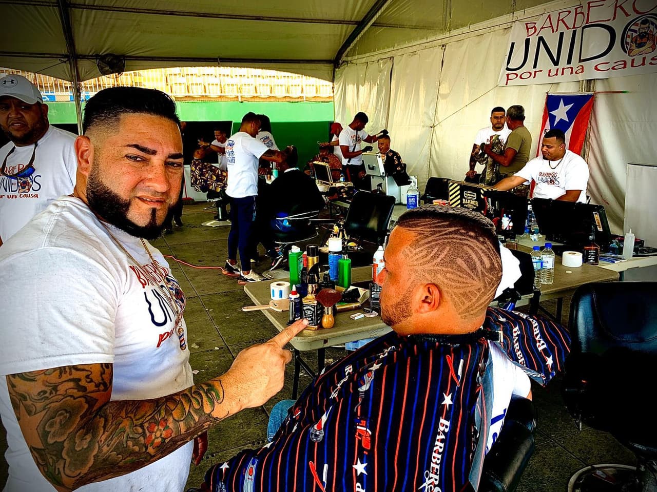 Los barberos y estilista agradecieron al alcalde de Guayanilla, Nelson Torres, por haberle dado el permiso y brindarles una carpa "gigantesca" para poder atender a los refugiados.