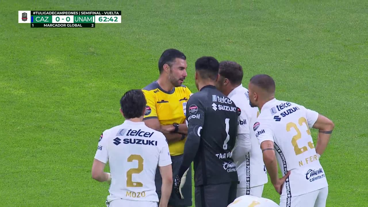 ¡Expulsión! El árbitro saca la roja directa a Arturo Ortíz.