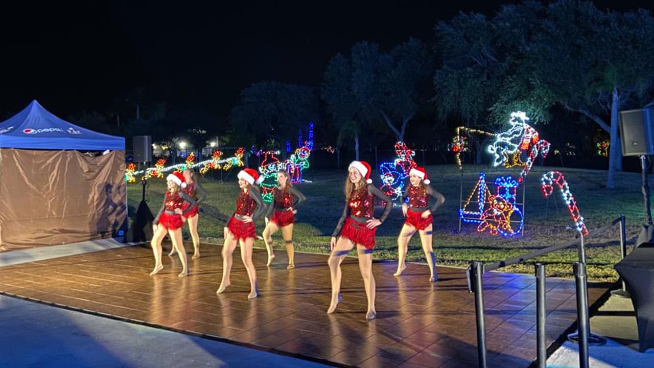 Las paradas en el camino te llevan a ver Star the Dancing Tree of Light.