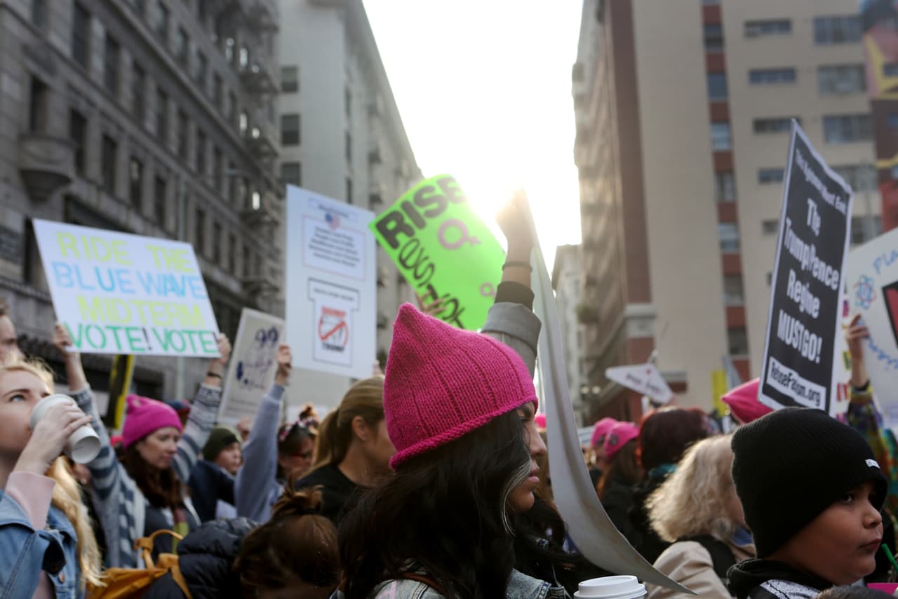 Mujeres activistas también marchan en Los Ángeles, California, a un año de la toma de posesión del presidente.