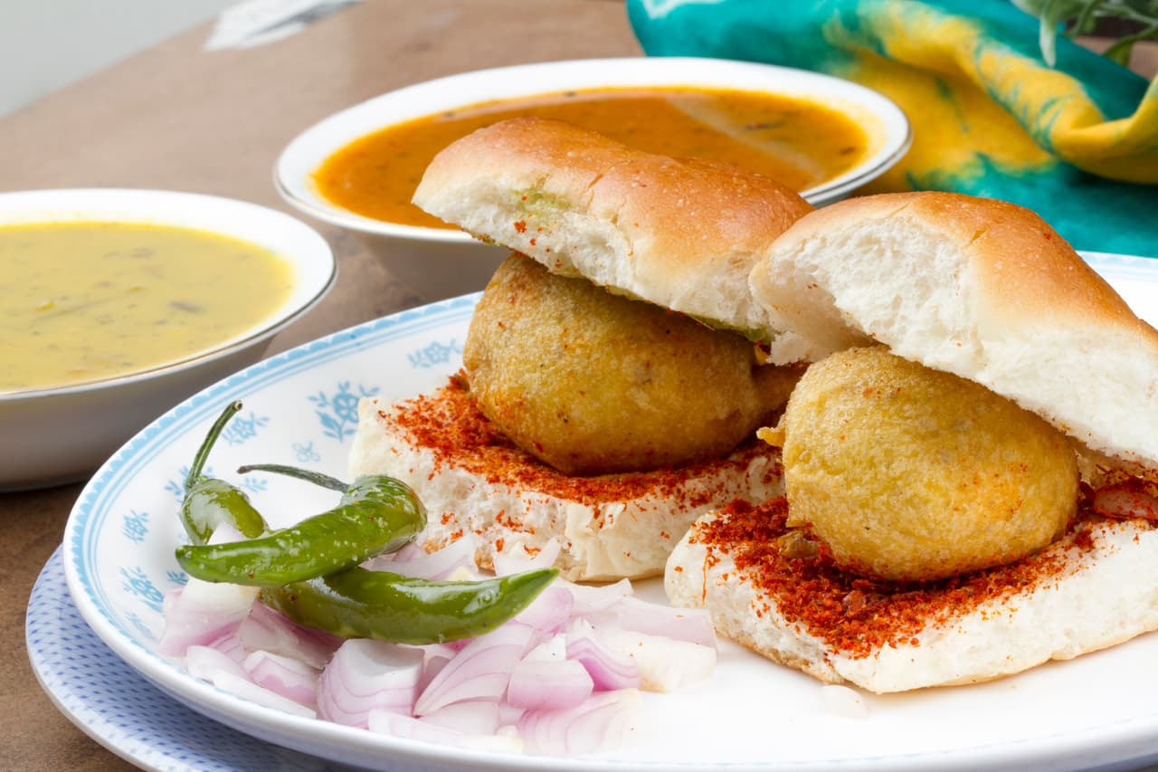 <b>Puesto 3. Vada pav</b>
<br>
<br>Es uno de los sándwiches favoritos de Mumbai, India, y su nombre se lo dió sus ingredientes principales: vada (puré de papas picante frito) y pav (panecillos blancos). Según Taste Atlas, esta icónica comida callejera la inventó un vendedor ambulante que trabajaba cerca de una estación de tren en las décadas de 1960 y 1970.
<br>
<br>Pensó en una forma de saciar a los trabajadores hambrientos y concluyó que el plato ideal debía ser portátil, asequible y fácil de preparar. La popularidad del sandwich se disparó cuando un partido político nacionalista lo promovió como un bocadillo ideal para la clase trabajadora.
<br>