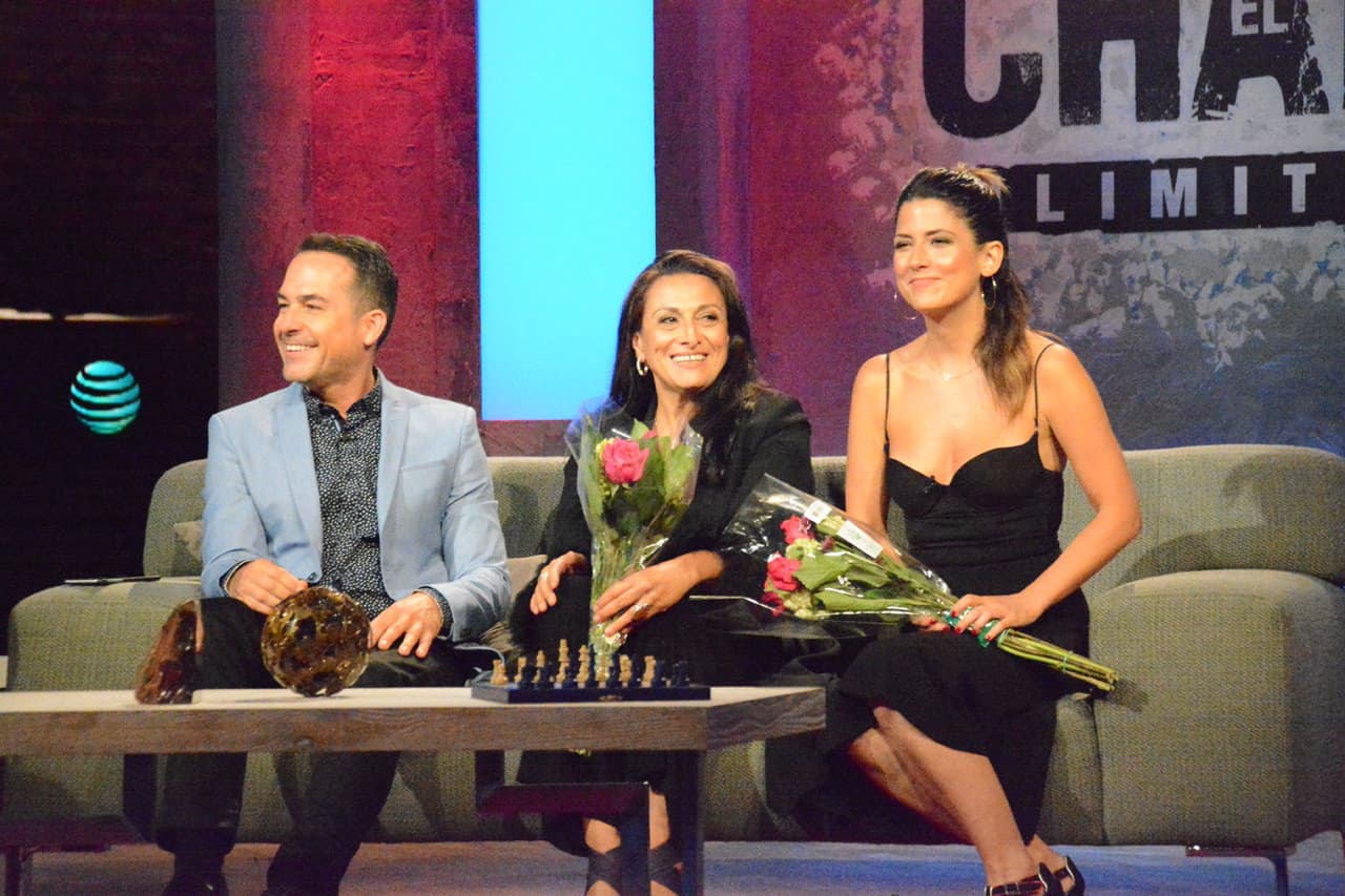 En otra ocasión les regaló un ramo de flores a las actrices Cristina Michaus y 
<b><a href="http://www.univision.com/series/el-chapo/la-primera-esposa-de-guzman-loera-conocio-al-hombre-detras-de-el-chapo-video">Valentina Acosta</a></b> para celebrar el Día de la madre.