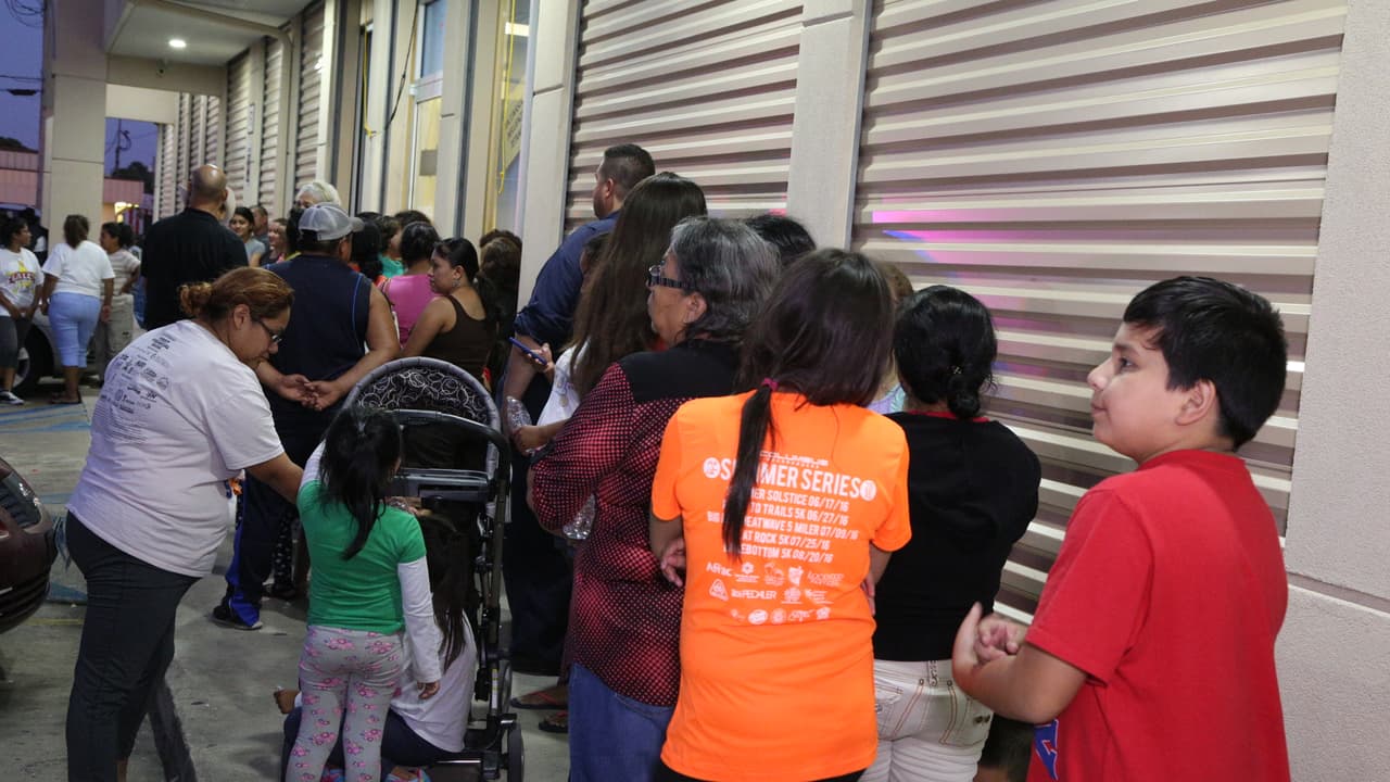 Así fue la entrega de ayudas por 'El Bueno, La Mala y El Feo' en Port Arthur, una de las localidades más afectadas por el huracán Harvey.