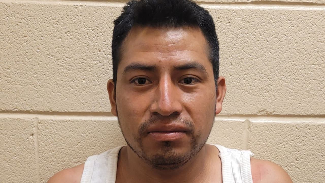 Jeronimo Cux Santay enfrenta cargos criminales después de que los oficiales de Three Points Station lo arrestaron cerca de San Miguel. El inmigrante guatemalteco tiene antecedentes delictivos en California, fue previamente expulsado luego de cumplir una condena por un delito grave de sexo oral con una persona menor de 18 años.