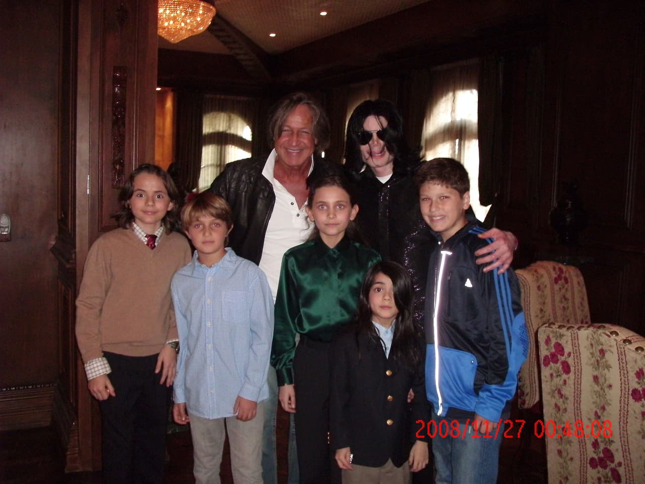 Esta es la primera imagen en que se le conoció la cara. Aquí, en 2008, Blanket tenía seis años. En este encuentro, Michael Jackson estuvo con el inversionista inmobiliario Mohamed Hadid y los hijos de ambos. Hadid le alquiló esta casa a Jackson por $100,000 al mes. Fue aquí donde el cantante murió.