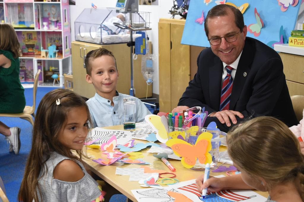 La fotografía que evidenció el error del presidente fue publicada por el Secretario de Salud y Servicios Humanos, Alex Azar, cuando se unió a la pareja presidencial en su visita al Hospital de Niños Nationwide en Columbus, Ohio.