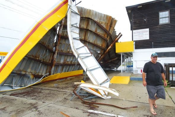 Earl recuperó fuerza de huracán al tocar este sábado tierra canadiense en la provincia de Nueva Escocia (este).
