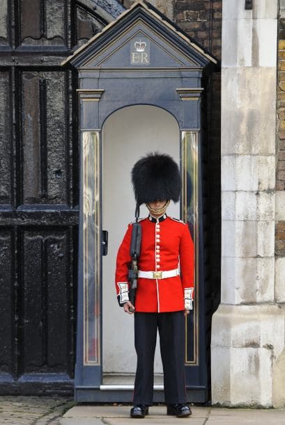 El principito George llegó con sus padres, Príncipe William y Catherine, Duquesa de Cambridge, para su bautizo en St. James's Palace este 23 de octubre de 2013. El bebe tenía un traje elaborado en satín, réplica de uno que se usó para el bautizo de la hija mayor de la Reina Victoria en 1841. Estaban presentes, entre otros, la Reina Isabel y el príncipe Felipe. El Arzobispo de Canterbury, Most Rev. Justin Welby, recibió a los visitantes a la entrada de la iglesia. El bebé tendrá siete padrinos, entre ellos Zara Tindall, hija de la princesa Ana; Oliver Baker, amigo de la universidad de William y Catherine; Emilia Jardine-Paterson, que fue a la escuela con Catherine, y William van Cutsem, amigo de la infancia de William.