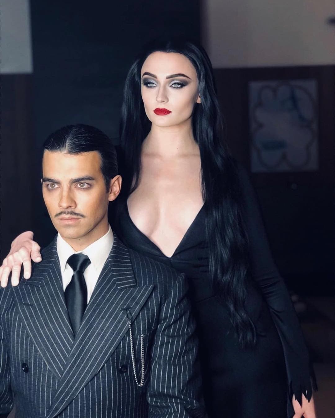 <b>Sophia Turner</b>, recordada por su papel en Game of Thrones, se disfrazó de Morticia Addams y Joe Jonas de Gomez Addams.