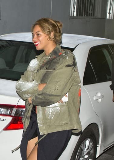 Dicen que 'Bey' trató de ocultar su pancita como pudo.