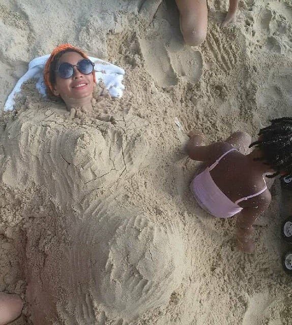 Recordemos que hace varios meses publicó en su Instagram esta foto en donde dejó ver que tiene muchas ganas de otro bebé. Todos pensaron que estaba embarazada.