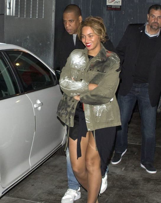 Estos días también salió de un lugar cubriéndose con una chaqueta que llamó mucho la atención.