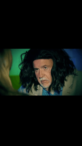 Incluso, participó con sus compañeros de
<b><a href="https://www.univision.com/shows/el-gordo-y-la-flaca/un-circo-de-terror-llega-a-el-gordo-y-la-flaca-en-halloween-con-el-joker-y-harley-quinn-como-protagonistas-fotos">El Gordo y La Flaca</a></b>, Lili Estefan y Carlitos 'El Productor', en una parodia que formó parte de la celebración de Halloween del programa.