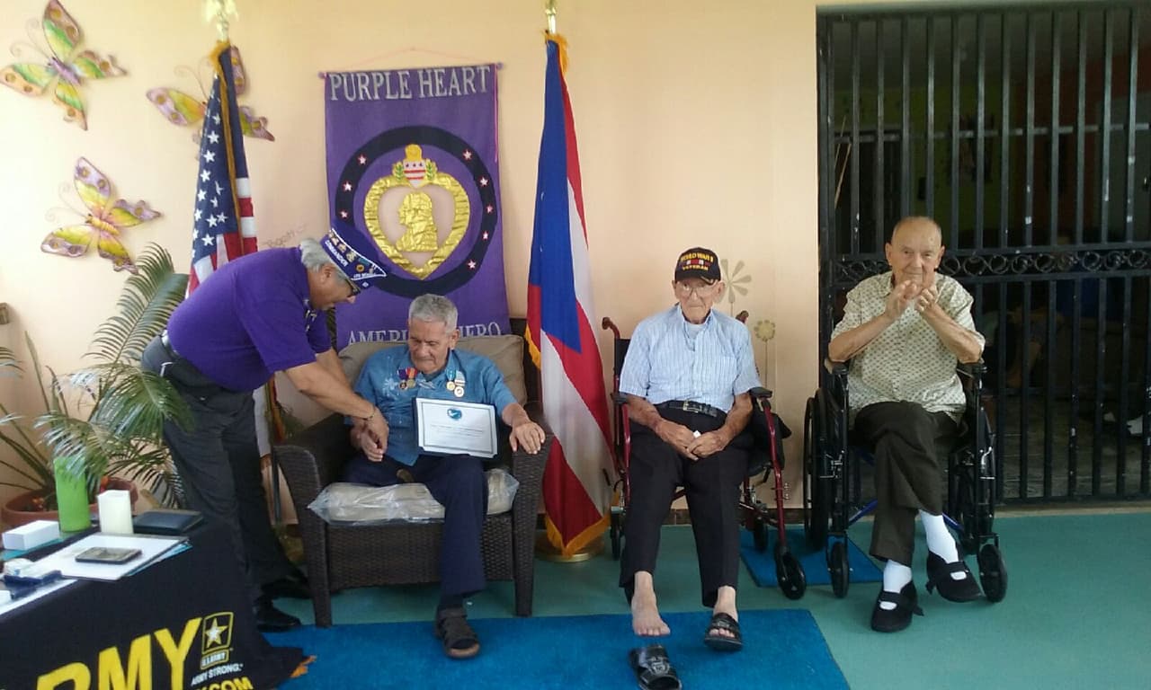 Pedro Pierluisi honra a veterano que sirvió en la guerra de Corea y formó parte de los 'Borinqueneers'