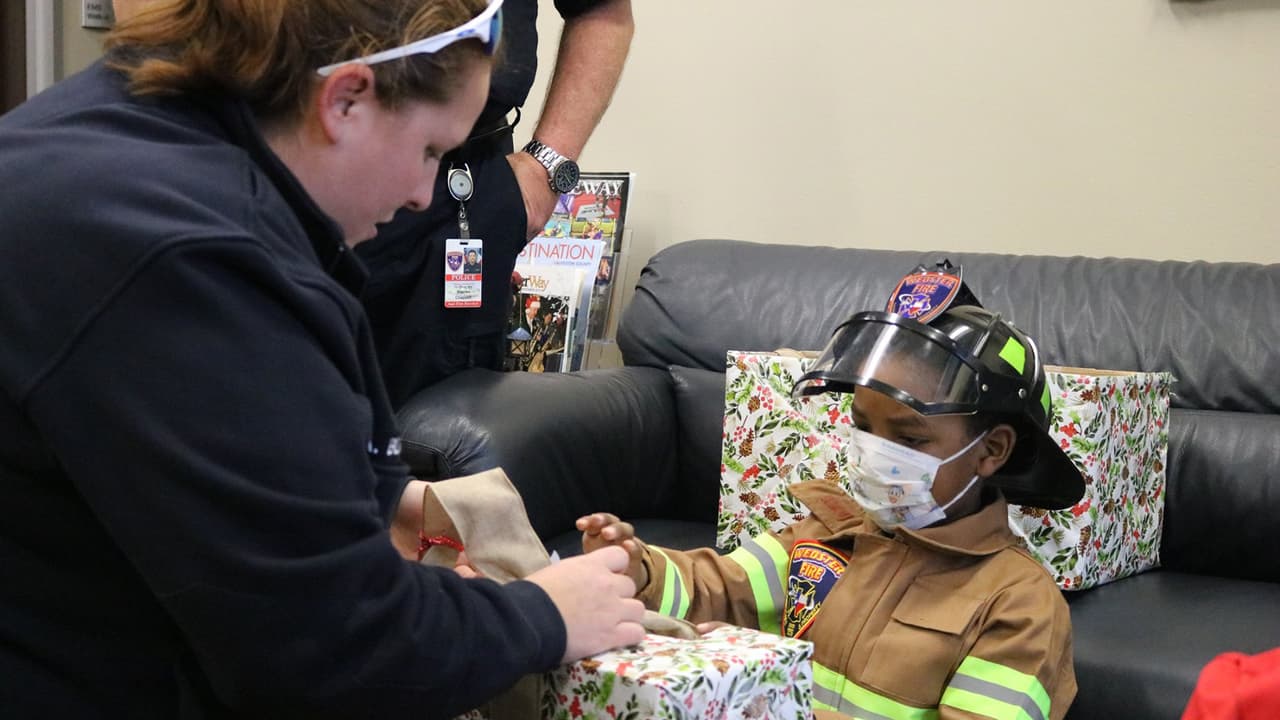 Las empresas locales también han estado ayudando. Bedrock City Comic Company donó regalos para Liam.