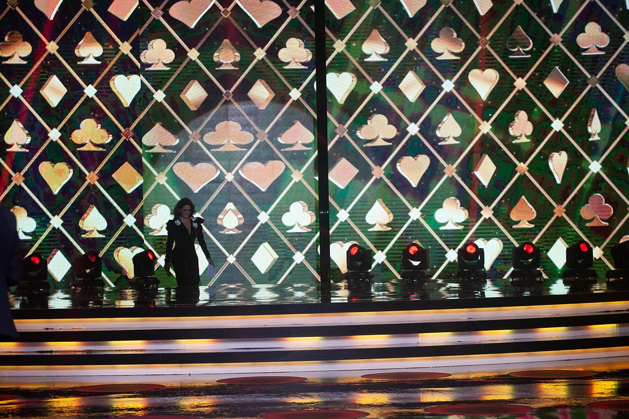 La pantalla se abre en la parte trasera para recibir a todos en el escenario.