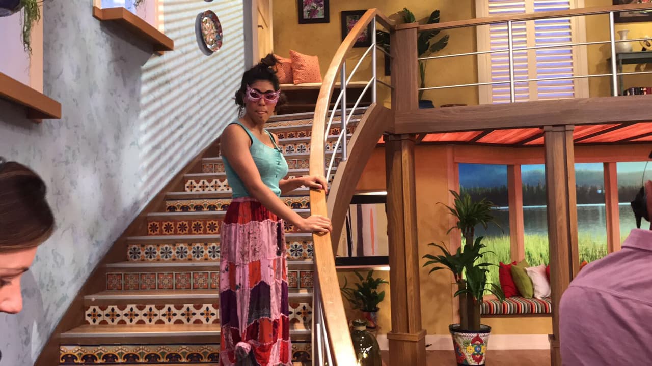 Como toda una diva la vimos bajando de las escaleras.