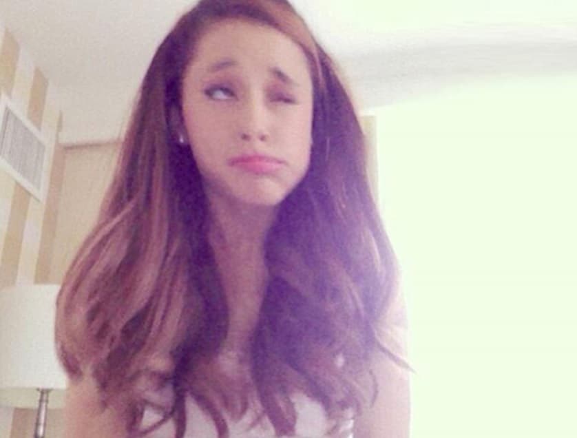 Ariana Grande compartió esta selfie con el rostro transformado, seguramente odia el día en que se le ocurrió compartirla.