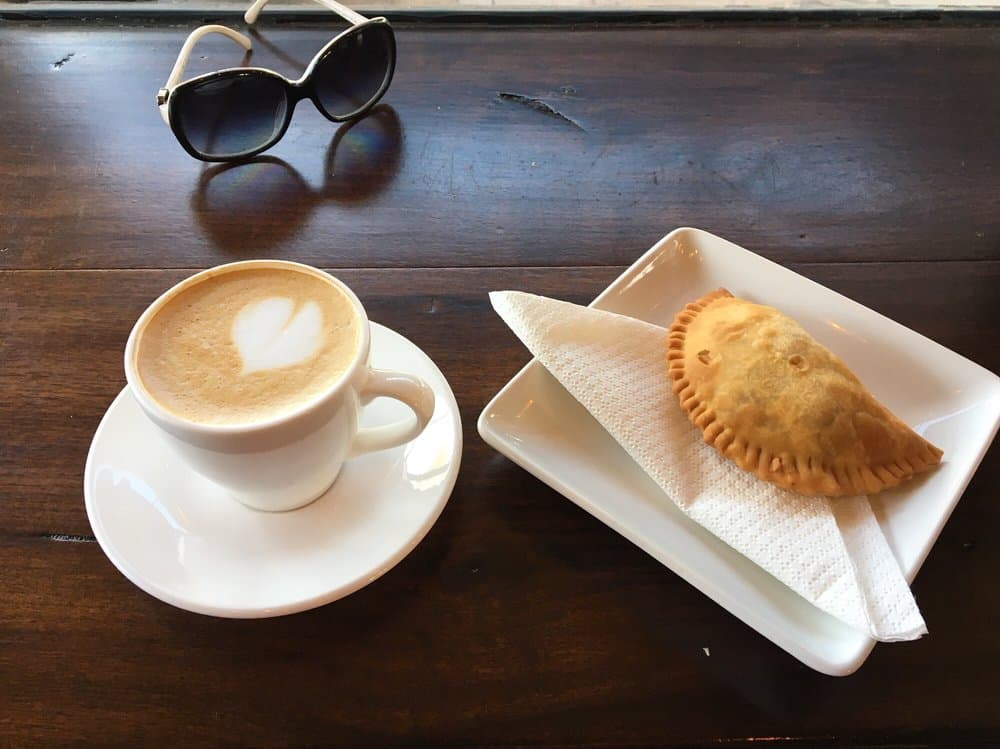 <b>Golden Drops Café</b>
<br>
<b>Dirección</b>: 1788 Clairmont Rd. Decatur, GA
<br>
<b>Teléfono</b>: (404) 968-9981
<br>
<b>Sitio web</b>: 
<a href="https://www.goldendropscafe.com/">https://www.goldendropscafe.com/</a> 
<br>
<b><a href="https://www.yelp.com/map/golden-drops-caf%C3%A9-decatur">Cómo llegar</a></b>
<br>
<br>Es un café local en Decatur que “combina el toque estadounidense con el latino para crear la taza de café perfecta. También ofrecemos una variedad de otras bebidas y una selección de platos y comidas pequeños hechos en casa”, según su página web.