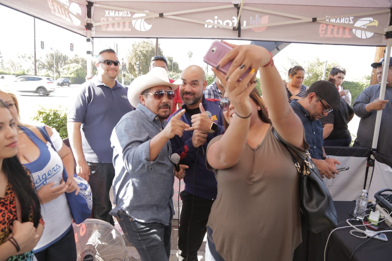 'El Bueno, La Mala y El Feo' entregando boletos en la ciudad de Carson.