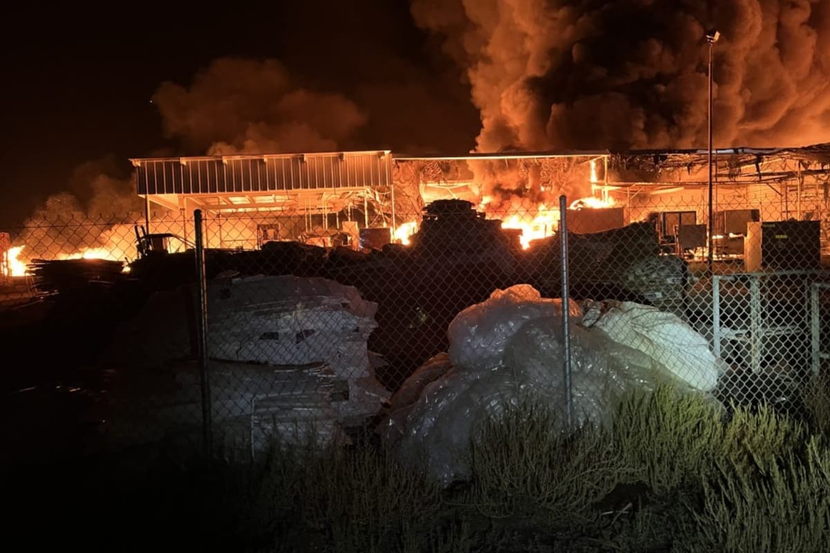 Los equipos realizaron una búsqueda de personas dentro de un edificio cercano mientras el fuego se extendía hacia el edificio. No se encontraron personas atrapadas ni se registraron heridos.
