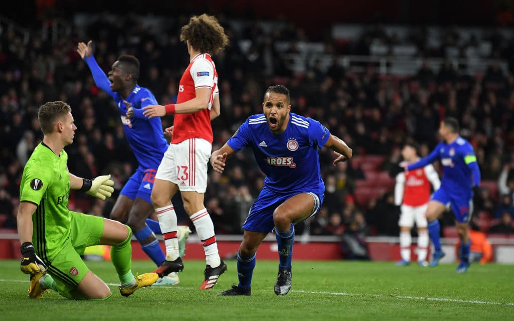 Con gol de El-Arabi, el Olympiacos echa al Arsenal por el gol de visitante, en tiempo extra y a nada de acabar el partido, ganó 1-2 en Londres y el global quedó 2-2.
