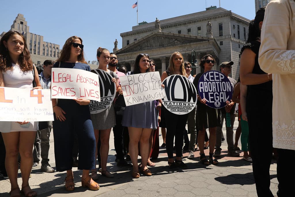 A la protesta también se sumó el gobernador Andrew Cuomo, quien aseguró que como miembro de la Corte Suprema, Kavanaugh sería un golpe devastador a los valores estadounidenses.
<br>