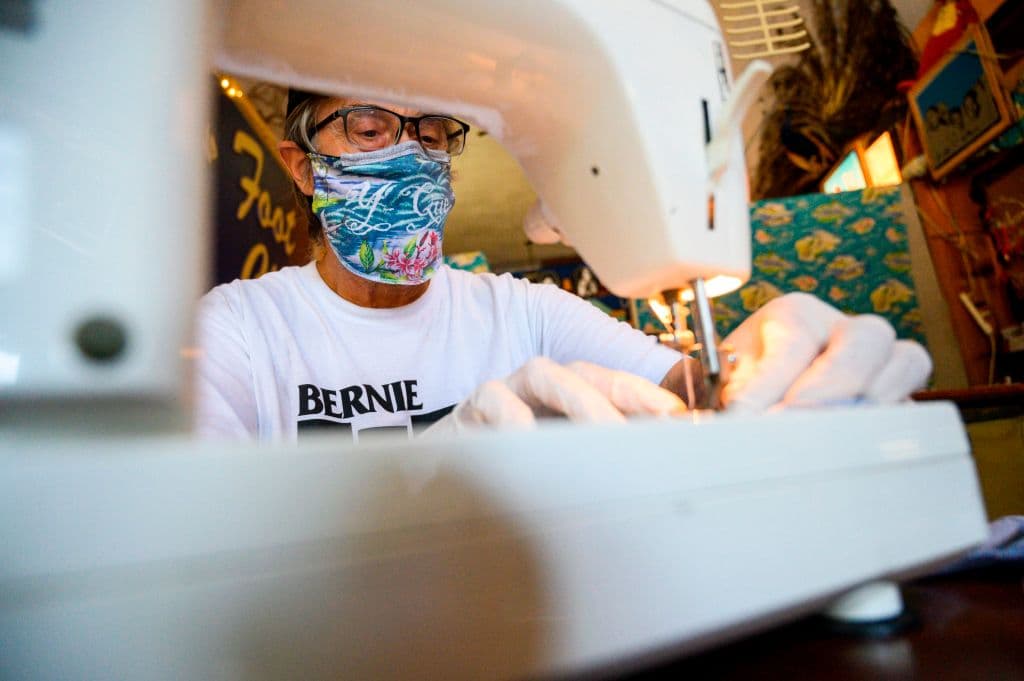 Con mucha pericia y guardando las medidas de higiene necesarias, Wyatt cose los tapabocas en su negocio ubicado en el barrio de Los Feliz de Los Ángeles. En California, la cifra de contagios de coronavirus ha llegado a más de 39,600, mientras que en EEUU se reportan 870,468 y en el mundo 2,736,979.
<br>