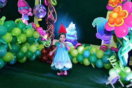 Transformada en un pequeño troll, también la vimos disfrutar de su fiesta de 2 años.