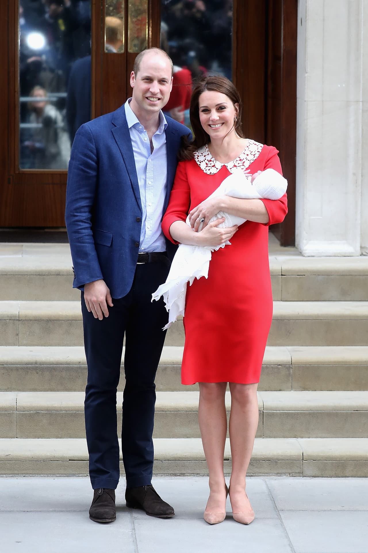 Esta tradición fue continuada por Kate Middleton y el príncipe William, pues los tres hijos de los duques de Cambridge fueron presentados de manera pública al salir del hospital.
<br>