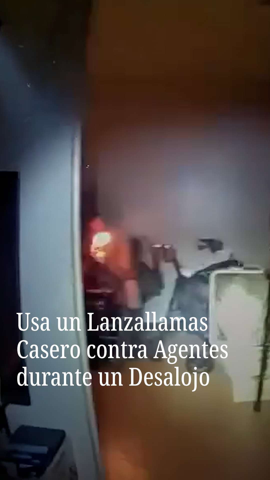 Usa un lanzallamas casero contra agentes durante un desalojo