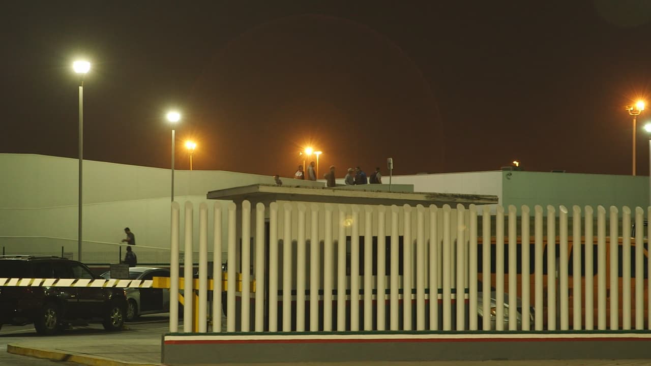 Una vista externa del puente peatonal que une la ciudad de Tijuana, México, con la de San Diego, EEUU, permite notar cómo llegan a la ciudad varios hombres deportados.
