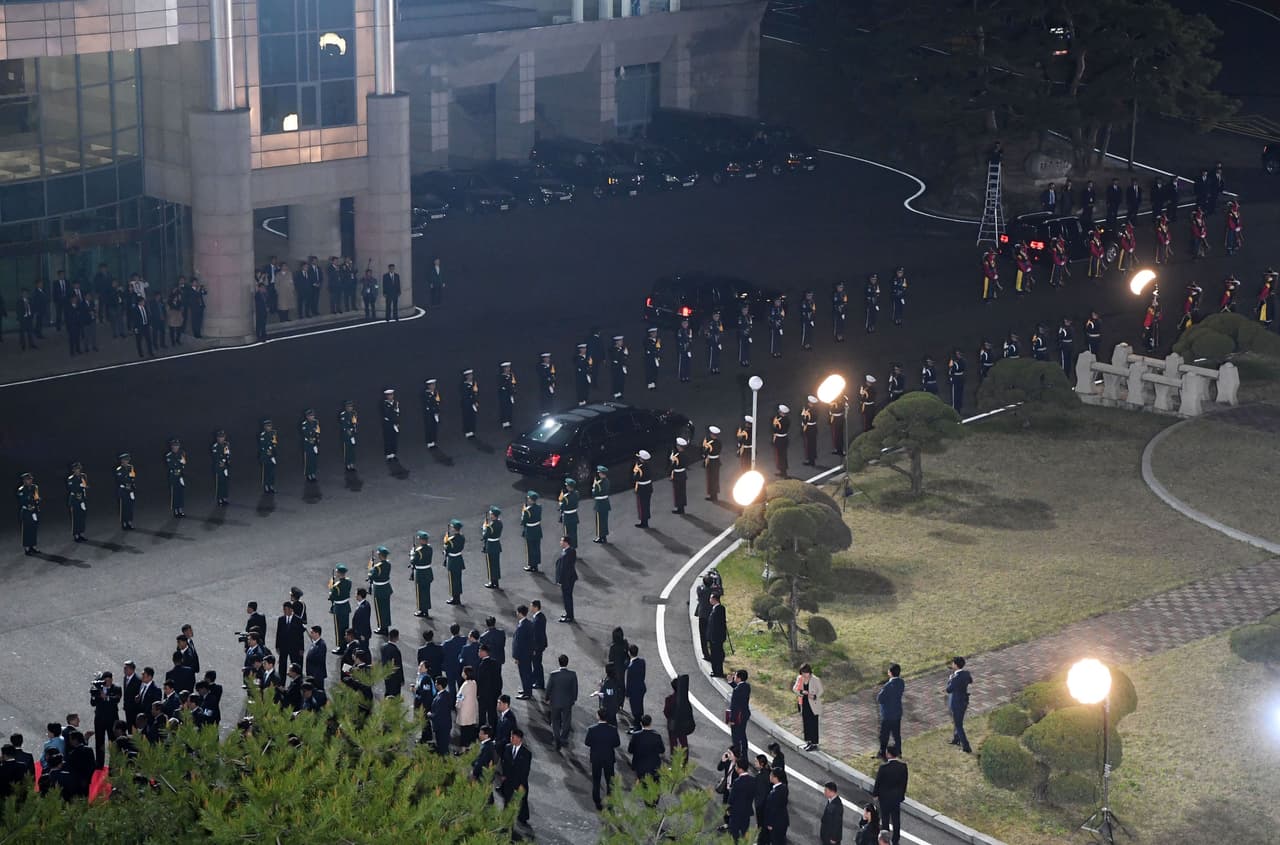 No hay manera de saberlo a ciencia cierta pero al parecer Kim Jong Un solo cuenta con una unidad del Mercedes-Benz S 600 Guard Pullman, el cual por cierto es capaz de resistir artillería de mortero. Las sanciones impuestas por la comunidad internacional sobre Corea del Norte en virtud de las pruebas de armas nucleares conducidas por su régimen prohíben la importación de automóviles de lujo, por lo que se cree que el vehículo fue exportado a China y de allí pasó a manos del régimen norcoreano. Es probable que el fabricante nunca haya sabido cuál era el destino final del vehículo.
