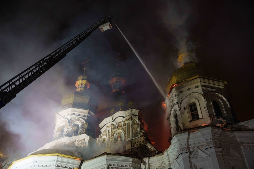 Los equipos de rescate extinguieron un incendio en la Catedral de la Dormición de la Lavra de Kiev-Pechersk, también conocida como el Monasterio de las Cuevas, durante un ataque ruso contra Kiev, Ucrania, el lunes 15 de junio de 2026.