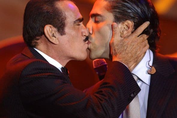 La primera vez que el llamado ‘Charro de Huentitan’ besó a su ‘Potrillo’ causó revuelo, pues para algunos “no es de machos” besarse y menos en la boca.
