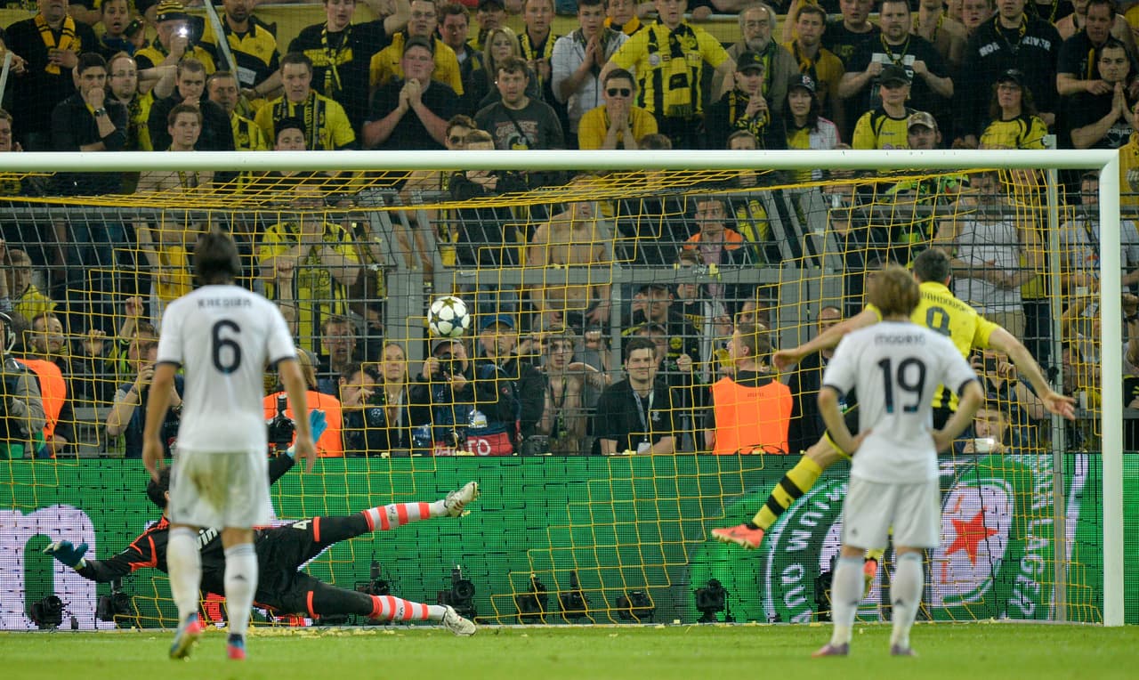 Diego López, el arquero merengue, se anticipó al tiro descansando sobre su lado derecho. Así fue el cuarto gol que recibió aquella noche en Alemania.