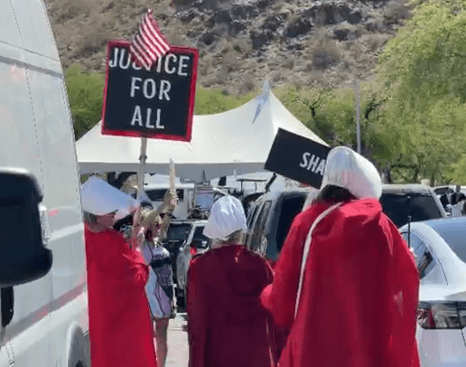 <b>"Justicia para todos"</b>, claman estas personas, mostrando también una bandera de Estados Unidos.