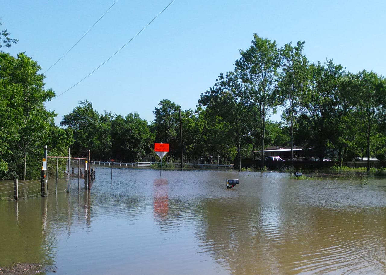 Poblados al norte de Houston están bajo el agua y hay decenas de vías cerradas