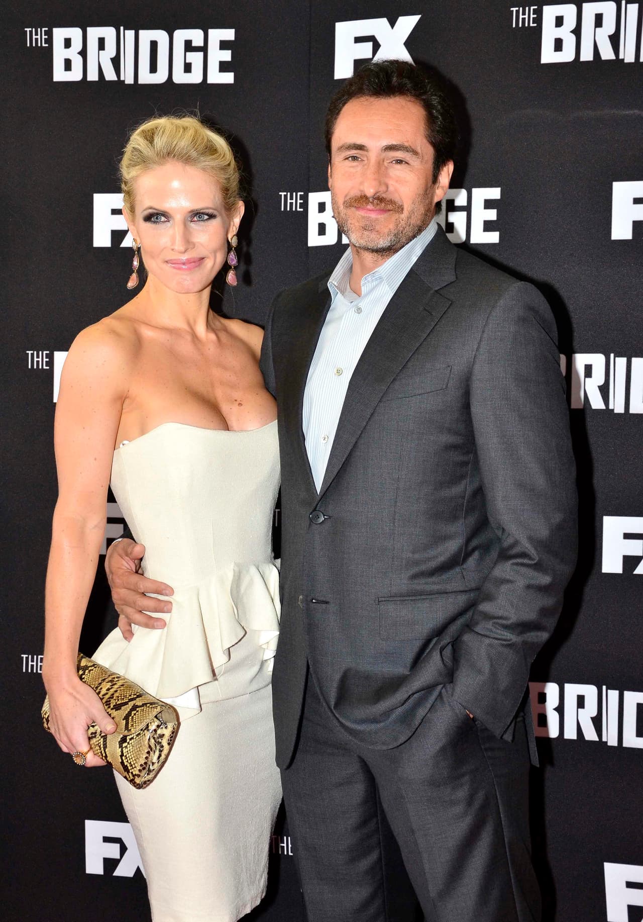 En una columna para 'Deadline', escrita en 2020, 
<a href="https://www.univision.com/famosos/demian-bichir-pone-en-venta-la-mansion-en-la-que-murio-su-esposa-stefanie-sherk-pide-2-6-millones-de-dolares-fotos">el actor se sinceró sobre la muerte de su esposa</a> y aseguró que "el duelo no ha sido fácil y nos llevará toda la vida superar la pérdida de un ser humano tan hermoso, nuestra amada por siempre: Stefanie Sherk".