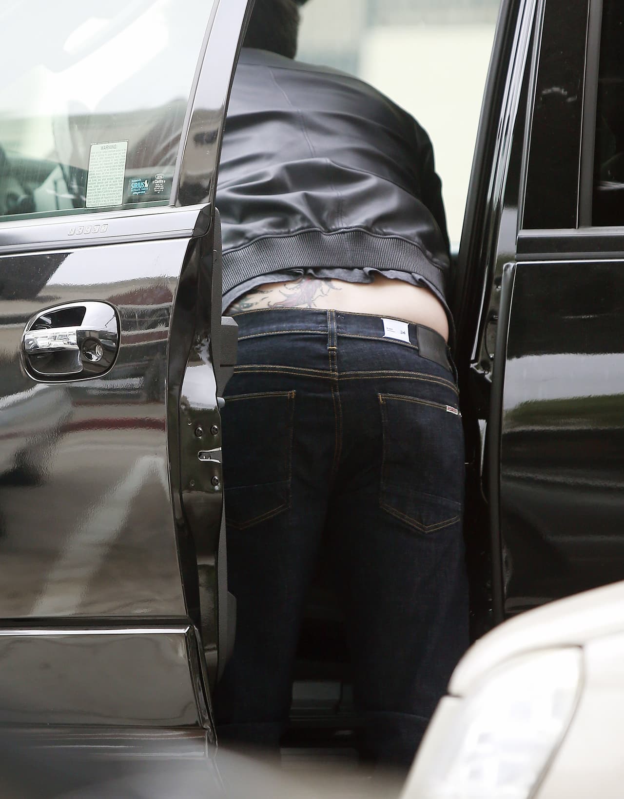 Descubrimos que tiene un tatuaje en la espalda baja.