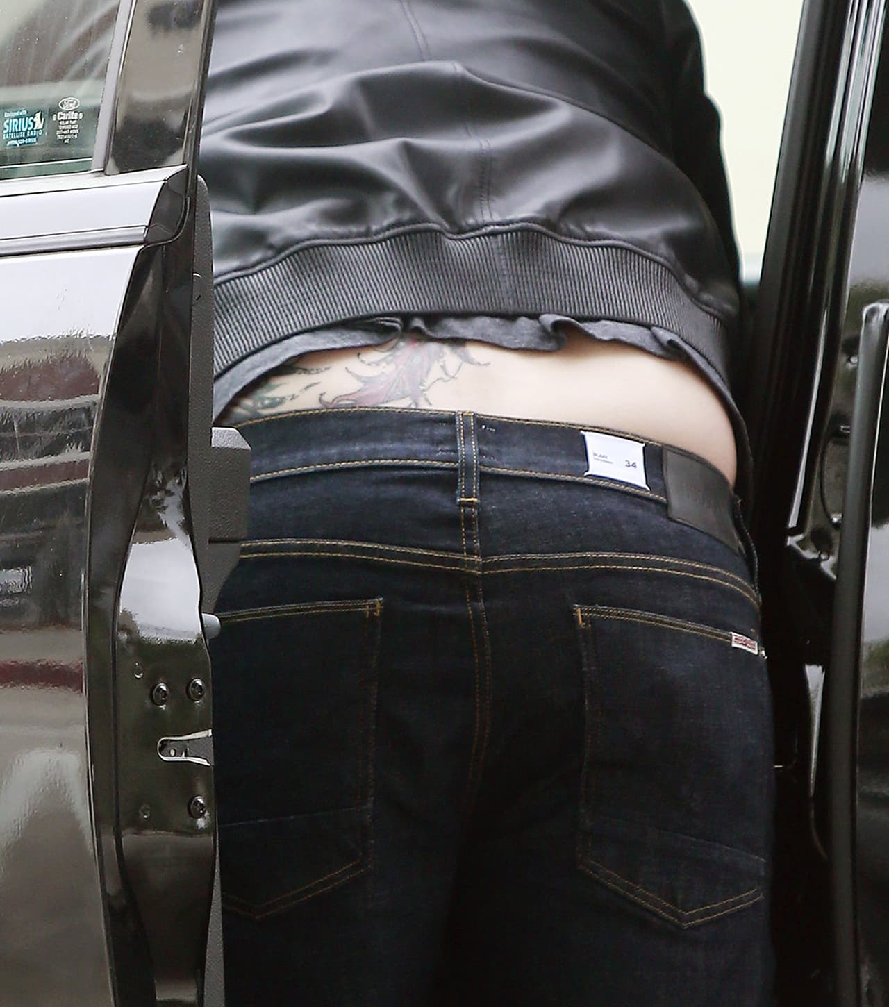 Al subir a su camioneta dejó ver de más.