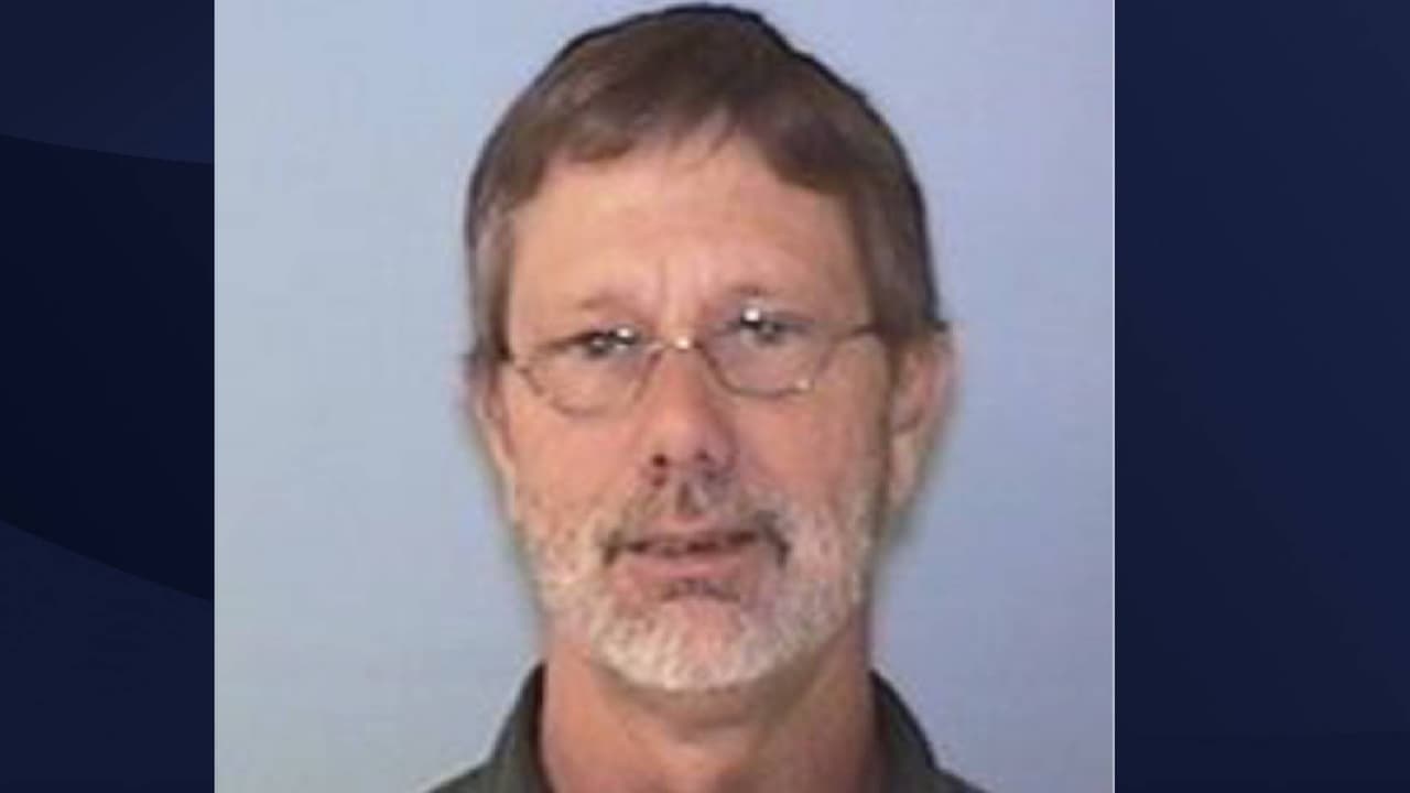 Arthur Lien tiene 60 años y lo buscan por abuso sexual contra un menor. Es descrito como anglosajón, pesa 195 libras, mide 5 pies y 11 pulgadas, tiene cabello negro y ojos verdes. Llame al 480- 837-8446 si tiene información. Hay una recompensa de $5,000. 
<br>