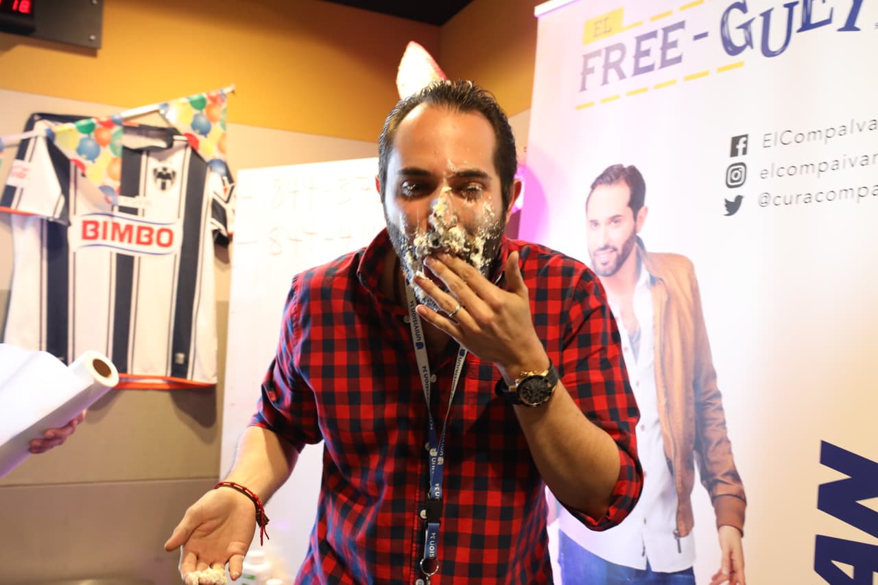 Y
<b>El Compa Ivan,</b> ¡súper embarrado!